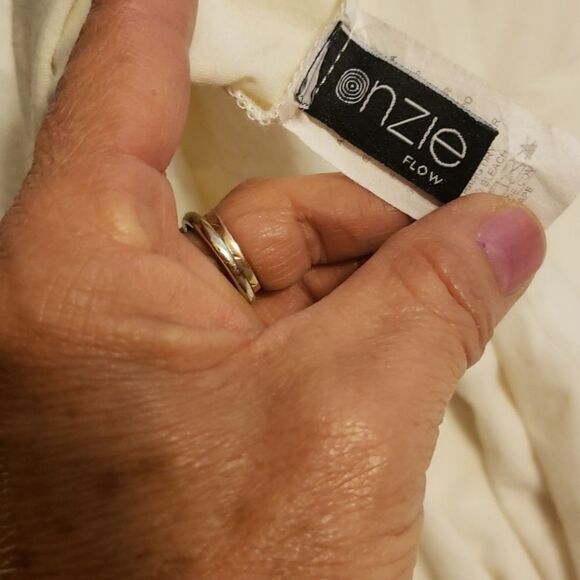 - Onzie flow top size small. - Picture 4 of 5